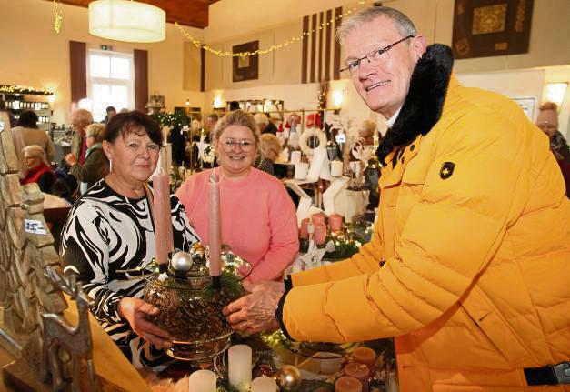 Auch Monika und Gabi waren mit ihrem Stand im Bürgerhaus vertreten. Rolf Brölemann als neue 1. Vorsitzender des Heimatvereins zeigt sich sehr zufrieden mit dem Besuch und dankte allen Helfern für ihre Unterstützung. Foto: Büttner