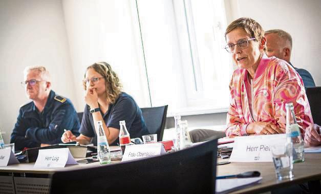 Ricarda Oberreuter (r.) gab einen Einblick in die Aufgaben des Kreises Soest bei der Zivilverteidigung. Foto: Schröder