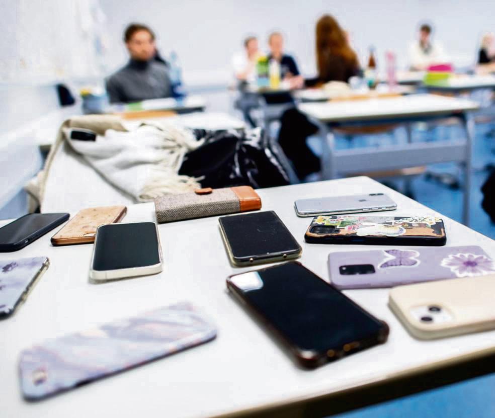 Gebt her, eure Handys: In einigen Schulen werden Smartphones zu Unterrichtsstart eingesammelt. Bundesweit wird über ein striktes Handy-Verbot an Schulen debattiert. Foto: DPA