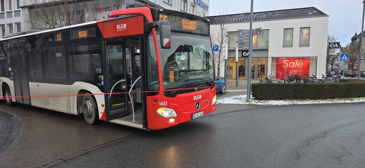 Gefährlicher Eingriff in den Straßenverkehr: Ein über die Fahrbahn gespanntes Seil hat am Donnerstagvormittag am Bernhardbrunnen in Lippstadt für einen gefährlichen Zwischenfall gesorgt. Foto: Polizei