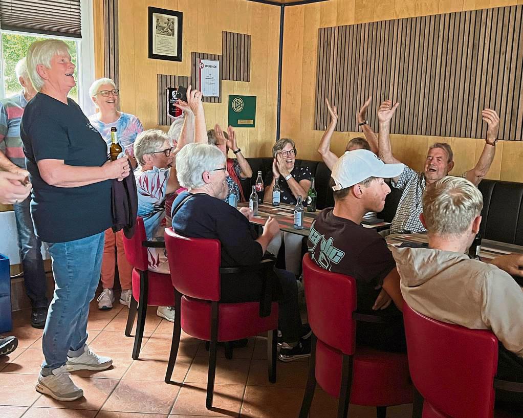 Viel Jubel gab es bei der Verkündung der Ergebnisse im Rahmen des Wettbewerbs „Unser Dorf hat Zukunft“. Kallenhardt belegt auf Landesebene Platz zwei. Foto: Anja Bsdurek