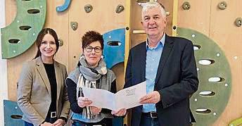 Mit konkreten Plänen starten das Jobcenter und das Familienzentrum St. Josef ihre Zusammenarbeit. Darüber freuen sich (v.r.): Martin Steinmeier (Geschäftsführer Jobcenter), Stefanie Schmidt (Leiterin Familienzentrum) und Anna Dedic (Jobcenter). Foto: Elisabeth Bormann/ Jobcenter AHA Kreis Soest