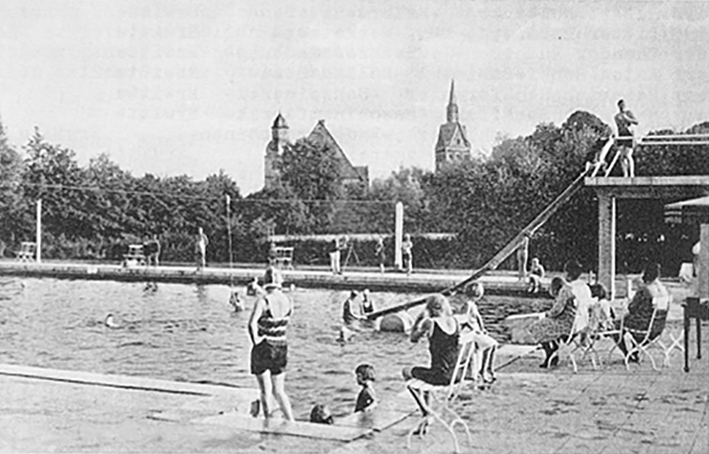 Als die Fotowelt noch schwarz-weiß war: Dieses undatierte Foto zeigt Badespaß von anno dazumal.