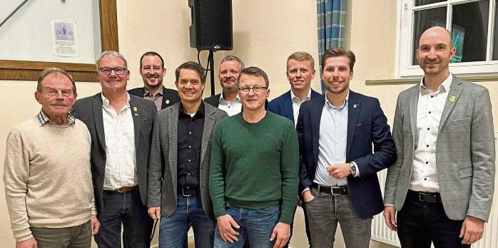 Der Ehrenvorsitzende Achim Kölbel (l.) und der neu zusammengesetzte Vorstand des Geselligkeitsvereins.