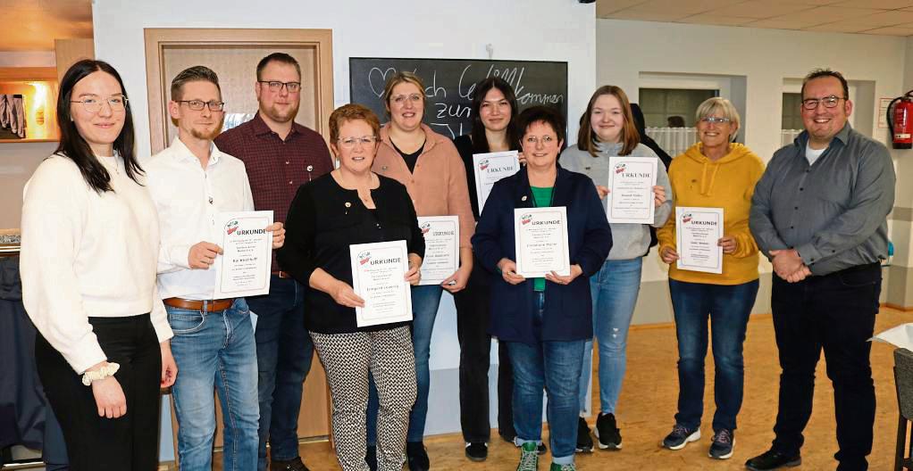 Über Urkunden und Orden freuten sich die Mitglieder des Mellricher Tambourkorps, die für ihre Treue und besonderen Verdienste ausgezeichnet wurden. Foto: Priesnitz