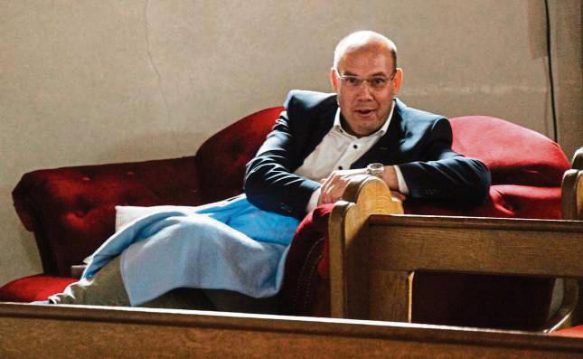 Auch Bürgermeister Peter Weiken findet das Sofa in der Dreweraner Kirche bequem. Archivfoto: Löseke