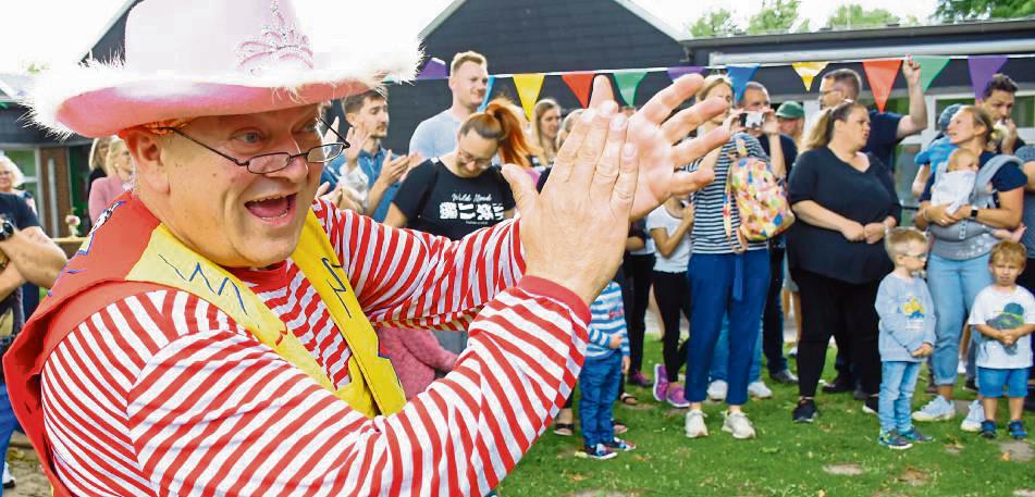 Clown Otty und Luxis Puppentheater sorgten für humorvolle Unterhaltung. Fotos: Giannakis