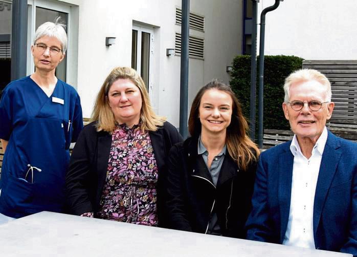 Das psychoonkologische Team im EVK: (2. v. l.) Cathrin Thielisch und (3. v.l.) Angela Warketin, psychoonkologische Pflegekräfte, mit Dr. Stefanie Griewel, Oberärztin der onkologischen Klinik und Psychoonkologin, und Dr. Dr. Werner Schweidtmann, Psychoonkologe mit der Praxis für medizinische Psychologie im EVK.