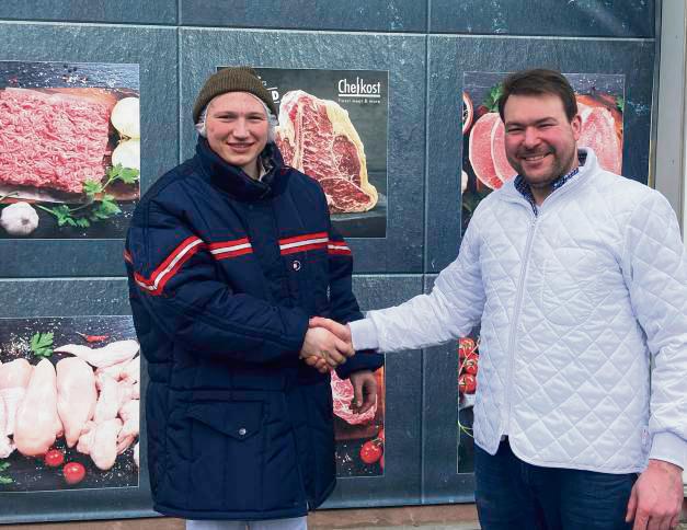 Bei der Firma Tiefkühl- und Feinkost Otto Stedtfeld freut sich Christian Oertel (r.) über den neuen Mitarbeiter.