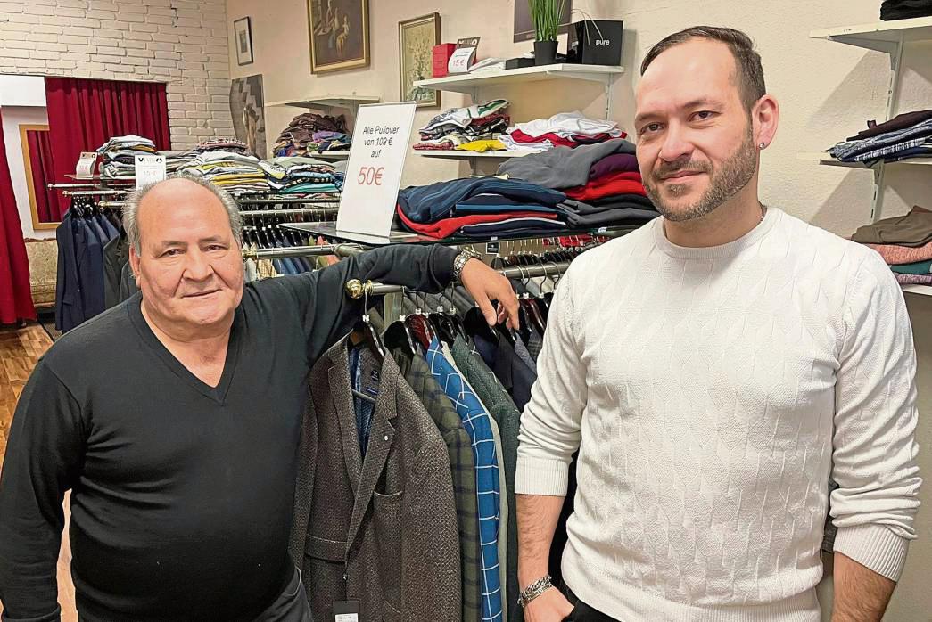 42 Jahre hat Salvatore Acri die Lippstädter eingekleidet: Jetzt schließen er und sein Sohn Dennis den Herrenausstatter Il Mondo in der Kahlenstraße. Foto: Kristina Rückert