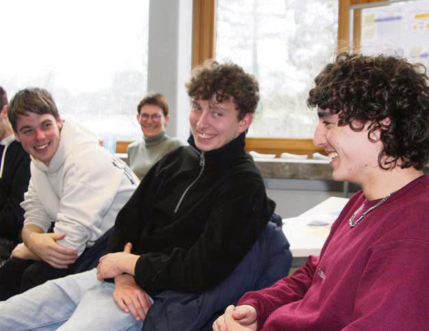 Rafael Luis (r.) und Jakob (2.v.r) im lockeren Gespräch mit den Schülerinnen und Schülern. Fotos: Wissing