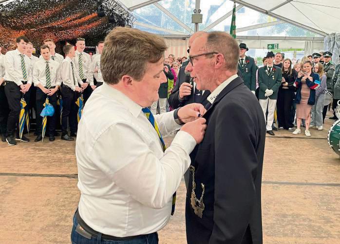 Bürgermeister Arne Moritz (l., selbst Mitglied im Geselligkeitsverein) zeichnete Präsident Wolfgang Bertels für seine 25-jährige Tätigkeit im Vorstand aus.