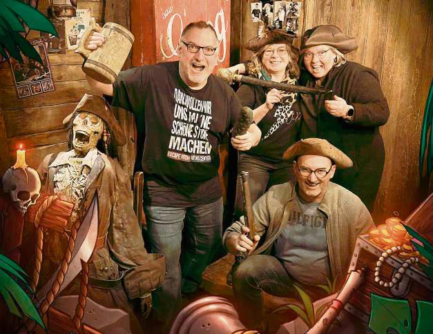 Das Escape-Room-Abenteuer „Die Legende vom herzlosen Piraten“ bei Dream Labs in Bad Steben gehört zu Hartmut Brands (mit Humpen) Favoriten.