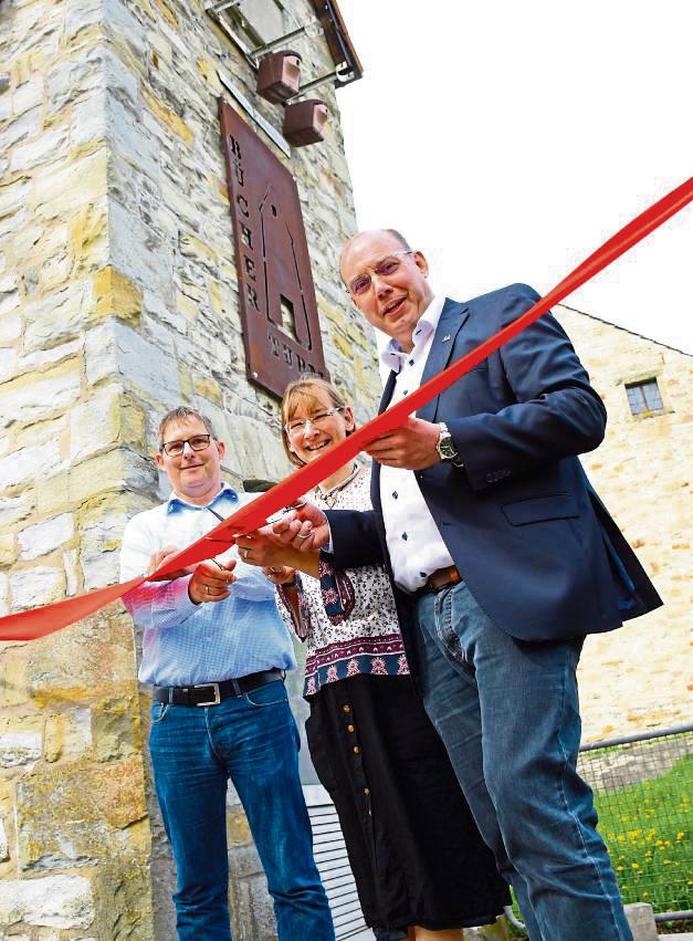 Ortsvorsteher Timo Zimmermann, Bürgermeister Peter Weiken und „Turm-Bibliothekarin“ Ivonne Durand durchschnitten zur Eröffnung symbolisch das rote Band. Fotos: Giannakis