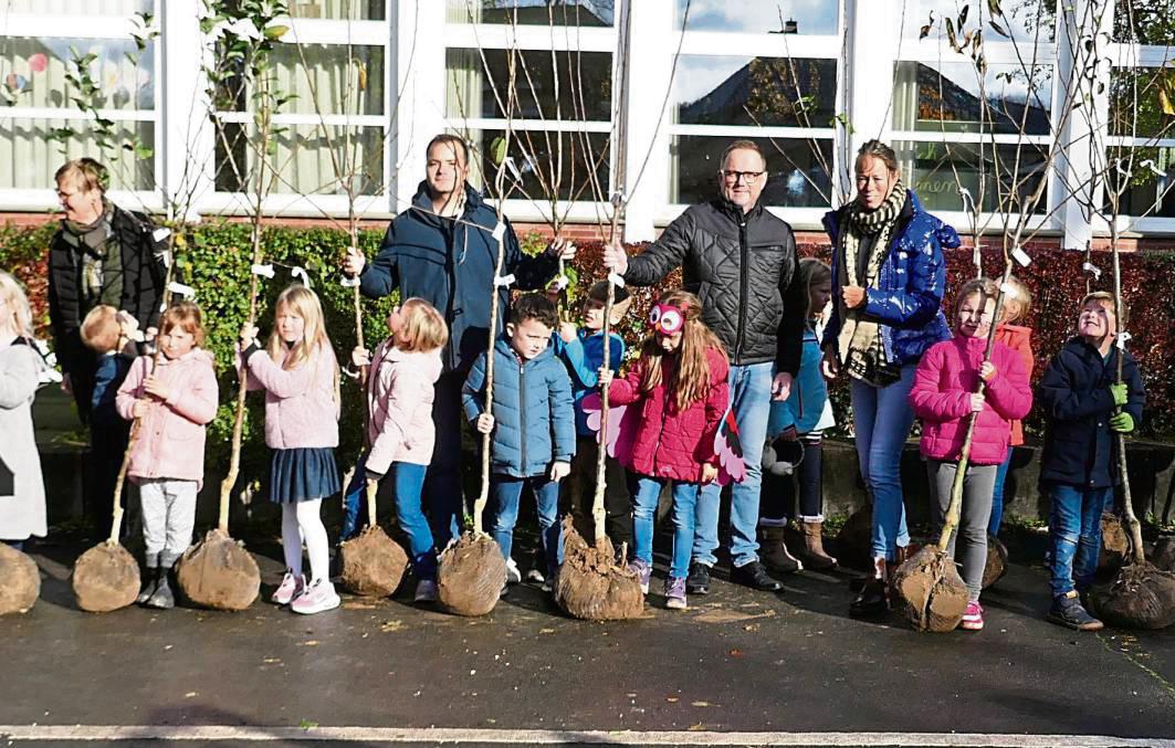 Die Erstklässler der Alexanderschule in Mellrich freuten sich über die Obstbäume, mit ihnen auch (v.l.) Marvin Knaden von Provinzial Anröchte, Bürgermeister Alfred Schmidt und Schulleiterin Sonja Kleine. Foto: Reinhard Priesnitz
