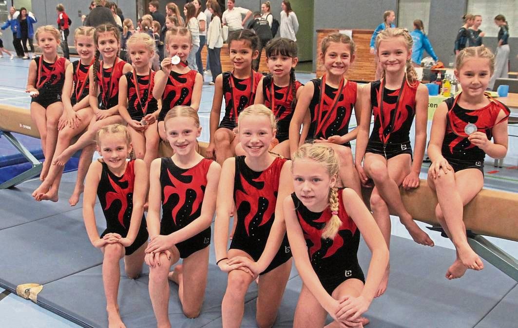 Während die F-Turnerinnen sich bereits über ihre verdienten Medaillen freuen dürfen, haben die D-Turnerinnen (vorn) ihren Wettkampf noch vor sich. Insgesamt zeigten sich die vier Mannschaften des TV Lipperode gut vorbereitet und mit drei Treppchenplätzen erfolgreich.