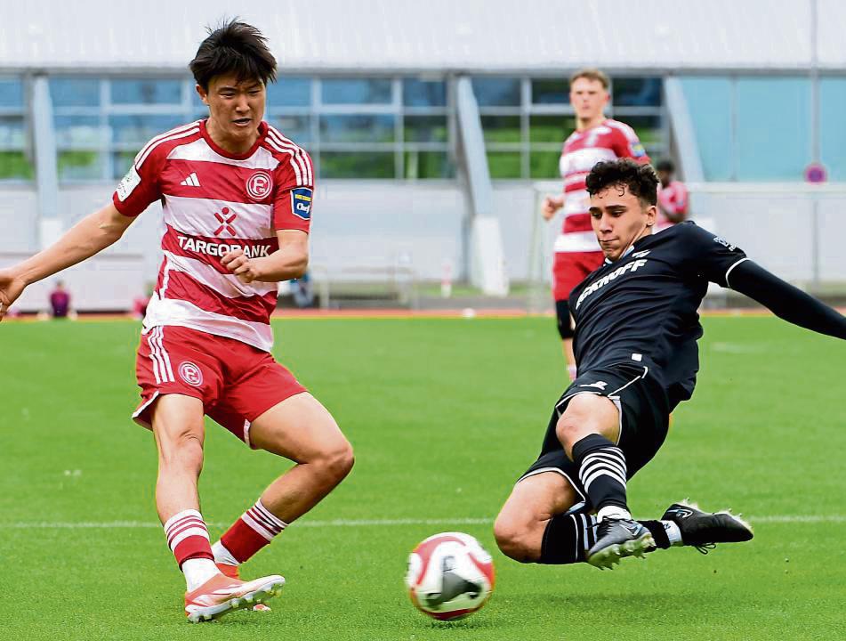 Seine Dynamik zeichnet ihn aus: Linksverteidiger Cristiano Sonntag (r.) im U19-Bundesliga-Spiel des SC Verl gegen Fortuna Düsseldorf.