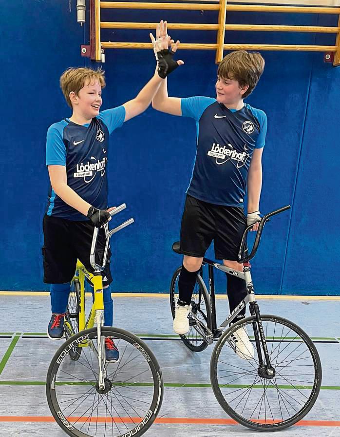 Maxim Dodel (l.) und Emil Krüger vom SC Lippstadt starteten bei der Radball-Landesmeisterschaft in der Altersklasse U15.