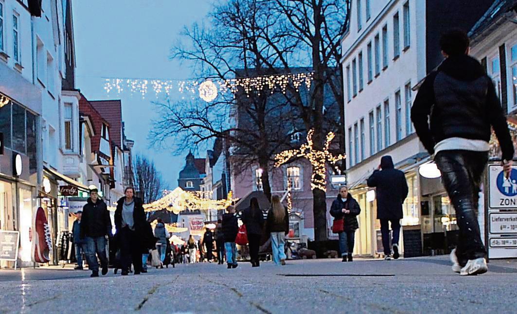 Auf der Langen Straße läuft derzeit das Weihnachtsgeschäft. Foto: Soraya Dietz