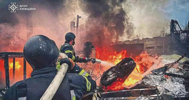 Raketeneinschlag im Industriegebiet: Über 24 Stunden bekämpfte die Feuerwehr einen Großbrand. Tote und Verletzte gab es nicht. Symbolfoto: picture alliance/dpa/Ukrainischer Zivilschutzdienst