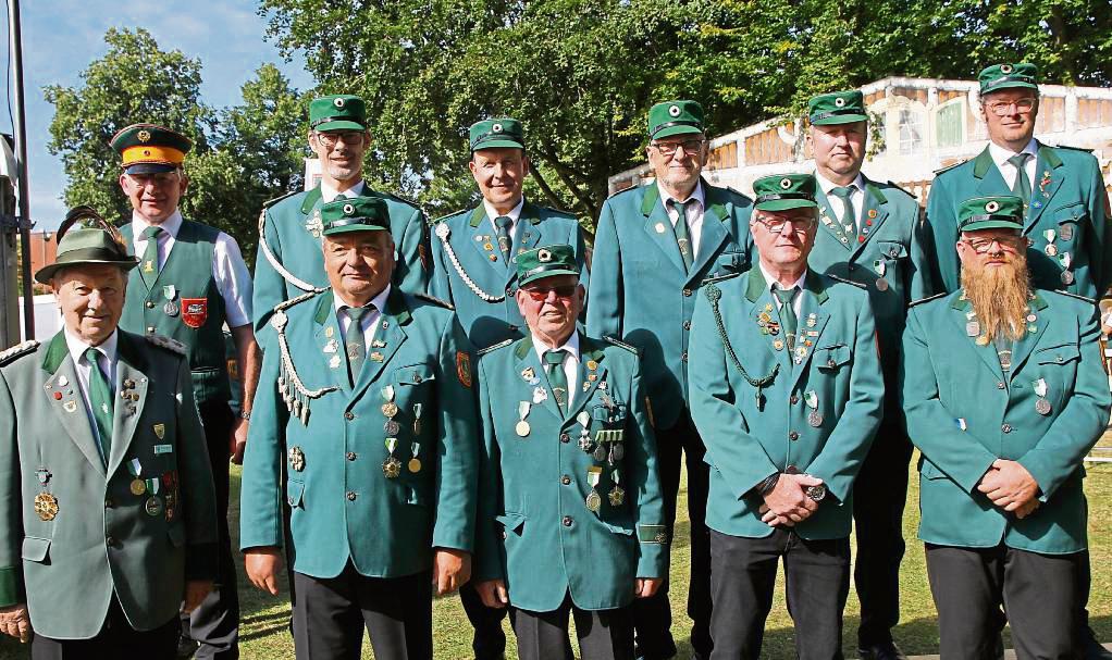 Bei strahlendem Sonnenschein hat die Kirchspiel-Schützenbruderschaft Hörste am Montagmorgen die anwesenden Jubilare geehrt. Foto: Puls