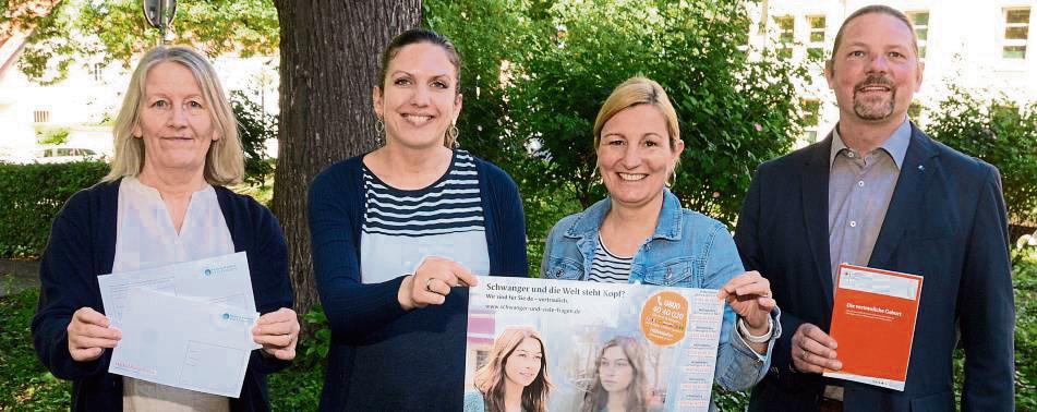 Marianne Schaefer, Julia Krick und Inga Holt von der Schwangeren- und Konfliktberatungsstelle sowie Benjamin Öffler aus dem Jugendamt (v.l.) ziehen zum zehnjährigen Jubiläum der vertraulichen Geburt Bilanz und klären über die Option auf. Foto: Hönicke (Kreis Soest)