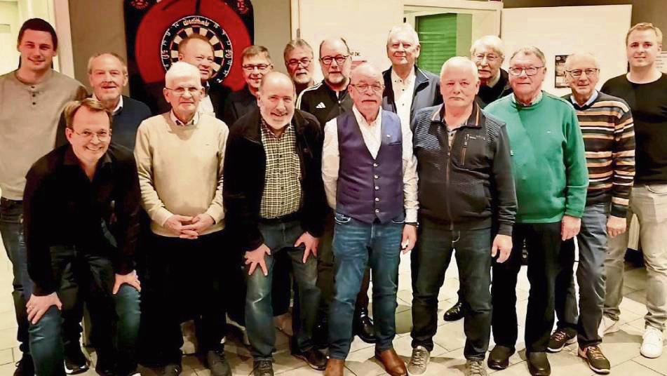 Der 1. Vorsitzende des SV 03 Geseke, Meinolf Raderkopp (2.v.l.), ehrte folgende Jubilare im Rahmen der Jahreshauptversammlung des Vereins (v.l.): Tim Vätter, Karl-Heinz Arnswald, Helmut Auge, Reinhard Karbstein, Alfons Gärtner, Hans-Gerd Lappe, Rolf Bartscher, Olaf Averhage, Heinz Schulte, Karl-Heinz Spies, Horst Kuitkowski, Helmut Gottbrath, Manfred Bartoschek, Karl-Heinz Zornow und Julien Gärtner-Meyenbrock.