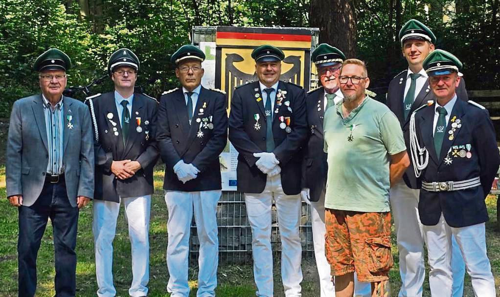 Die Namen der Personen auf dem Foto von links nach rechts: Hubert Henneboele - 60 Jahre Klemens Henneboele (Wachhabender) Matthias Schorlau (Oberst SKA) Frank Kleere (Wachhabender) Hans-Werner Hammer (1. Vorsitzender SKA) Elmar Ziemer - 25 Jahre Manuel Fromme (2. Vorsitzender SKA) Volker Frohwerk (1. Geschäftsführer SKA)