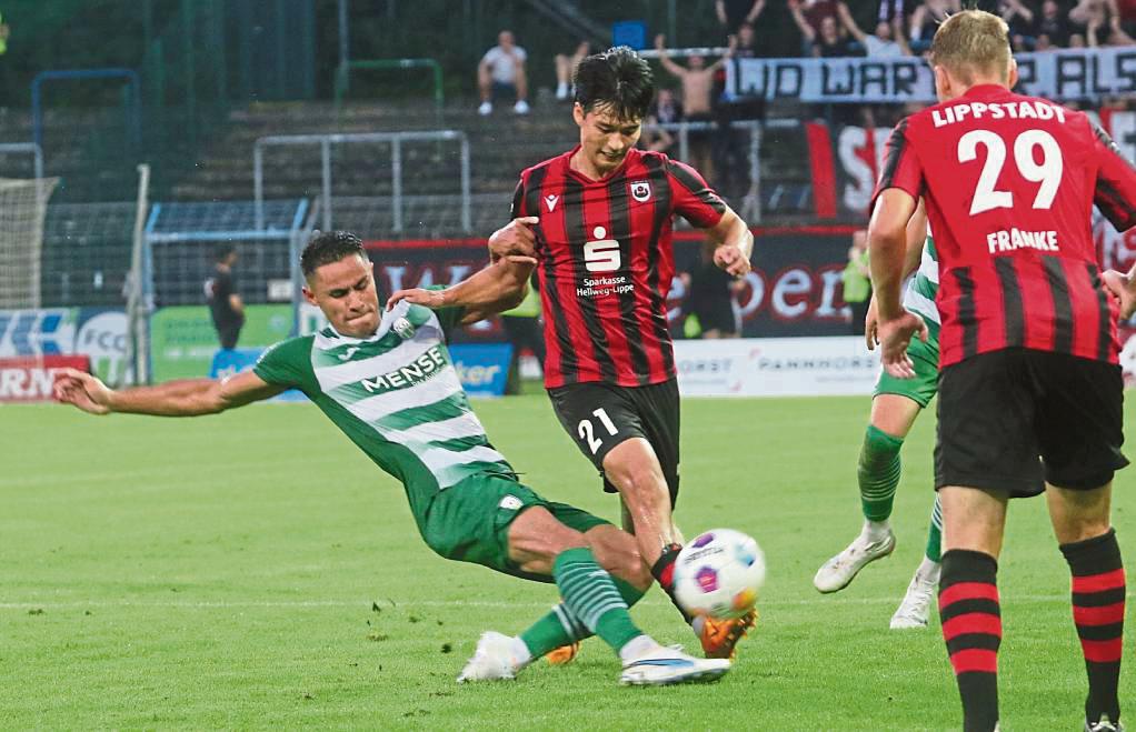 Versucht wahrscheinlich sein Glück in der 2. japanischen Liga: Auch Seung-won Lee (M.) verlässt den SV Lippstadt in diesem Sommer. Foto: Lütkehaus