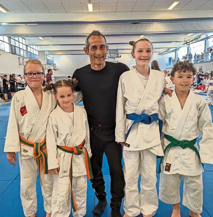Ihre Ausbeute bei den westdeutschen Judo-Einzelmeisterschaften konnte sich sehen lassen. Luca Rathgeber, Hannah Zientek, Trainer Atilla Erten, Emma Reiche und Geronimo Infantino (v.l.) von der BSG Benninghausen.