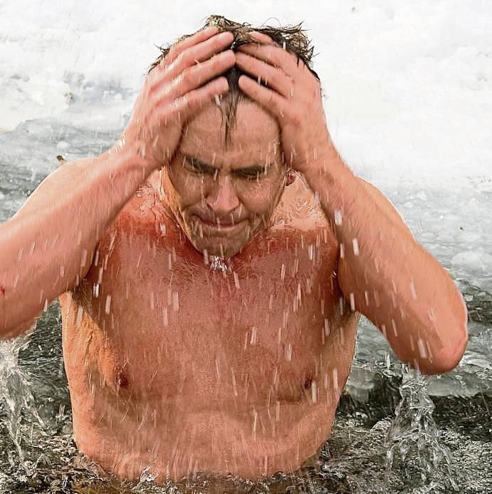 Ein Höhepunkt im VHS-Veranstaltungsprogramm ist das Eisbaden am Alberssee, ein außergewöhnliches Natur- und Gesundheitserlebnis für Mutige und Neugierige. Symbolfoto: dpa