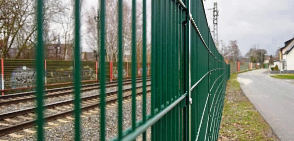 Direkt am Sportplatz Rabenfittich sind die Gleise durch einen Zaun gesichert. So oder so ähnlich stellt sich das die FDP auch für die Lücke im hinteren Bereich in Richtung Völmeder Straße vor. Foto: Kossack