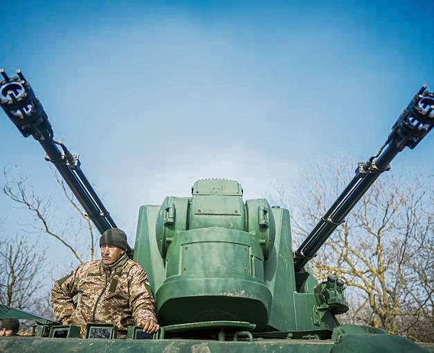 Ein deutscher Gepard-Flugabwehrkanonenpanzer steht in einer Stellung östlich von Odessa in der Ukraine. Foto: Dpa