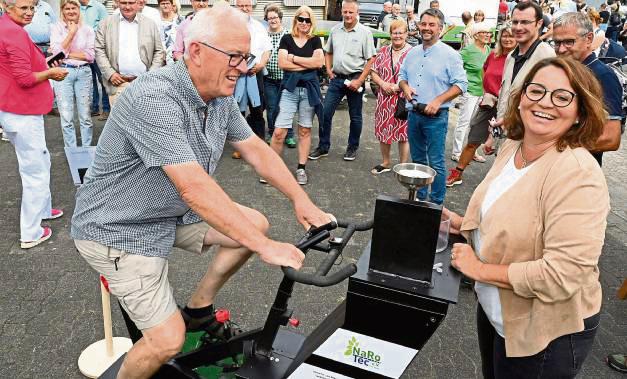 Nachwachsende Rohstoffe nachhaltig gewonnen: Dafür strampelte Antonius Schütte aus Eickelborn sich gerne ab, unterstützt von Britta Feiler aus Lippetal. Foto: Dahm
