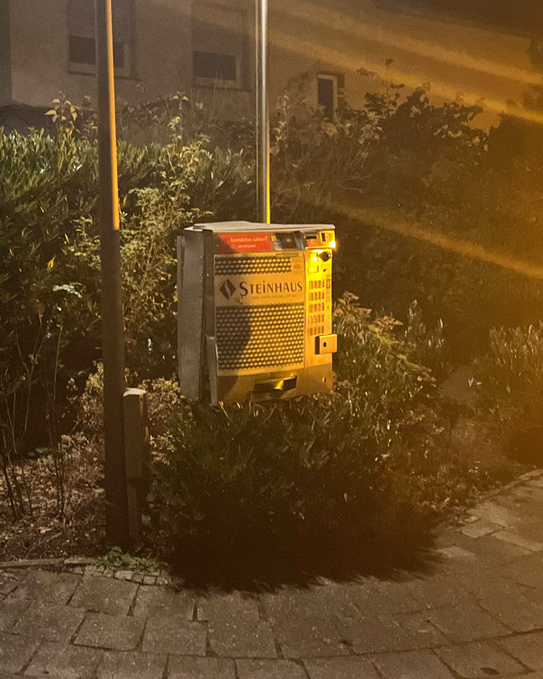 Wieder haben Unbekannte einen Zigarettenautomaten in Lippstadt gesprengt - dieses Mal in Bad Waldliesborn. Der Schaden war offenbar nicht groß genug, um an die Beute zu kommen. Foto: Polizei 