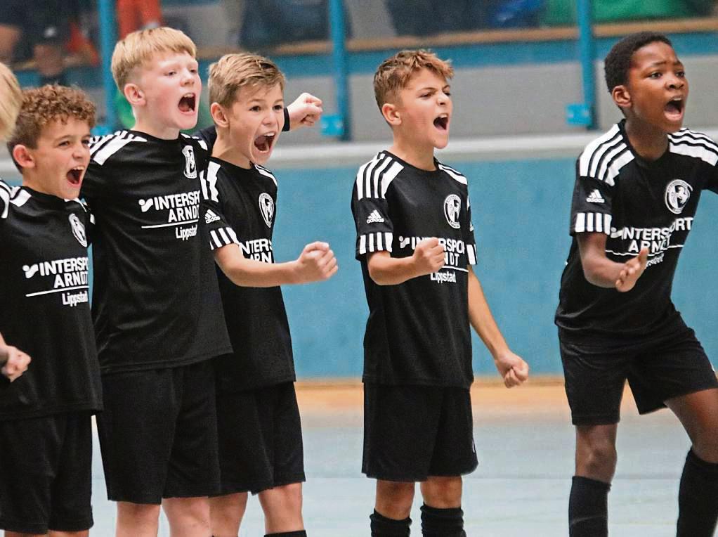 Endlich dürfen sie auch in der Halle wieder jubeln: Die Nachwuchskicker aus dem K19 Lippstadt fiebern den Titelkämpfen entgegen, die am 9. Dezember beginnen. Foto: Wiegand
