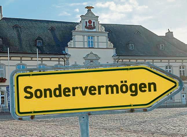 Profitiert Lippstadt vom Infrastruktur-Paket des Bundes? Arne Moritz erwartet keinen riesengroßen Geldsegen, hofft aber schon auf mehrere Millionen Euro, die aus dem Sondervermögen nach Lippstadt fließen. Fotomontage: Woitek