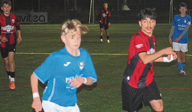Die CII-Junioren des SV Lippstadt (in Rot) sind nach dem 3:0 gegen Wiedenbrück Bezirksliga-Tabellenführer. Foto Hans Dannhausen