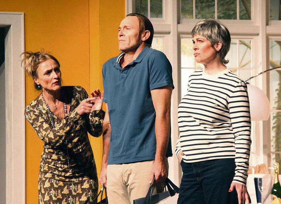 Unschön: Tessa (Sabrina Ascacibar) hat gerade herausgefunden, dass Ralf (Bernhard Bettermann) und Nadine (Cheryl Shepard) ein Paar sind. Foto: Wissing