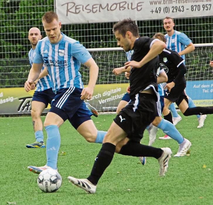 Die Grün-Weißen aus Allagen (hier mal in Schwarz) sind Topverfolger des Spitzenreiters Bad Westernkotten II. Am Sonntag steigt dann im Waldstadion das direkte Duell. Foto: Heiner Schnieder