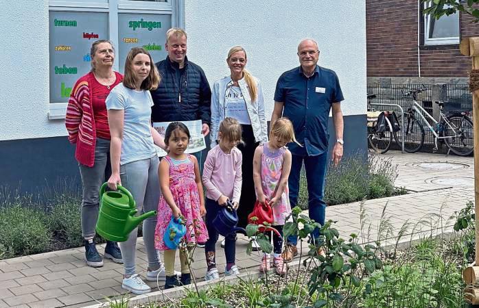 Grüne Partnerschaft für Lippstadt: Magdalene Winkelhorst (Stadt), Nathalie Thiele mit Kita-Kindern, Christian Kleineheilmann (Stadt), Sonja Böhme und Andreas Knapp (Stiftungsvorstandsmitglieder) setzen gemeinsam ein Zeichen für Nachhaltigkeit.
