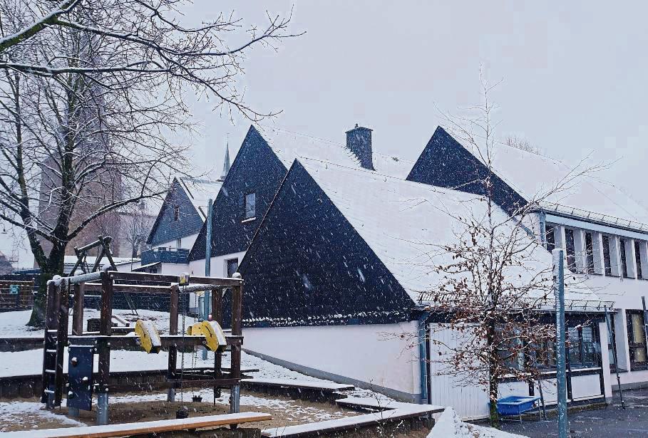 Der Kindergarten St. Clemens ist in mehreren Ebenen in den Hang gebaut, um den Blick auf die Kirche nicht zu behindern. Das soll auch mit dem Anbau so bleiben. Foto: Bsdurek