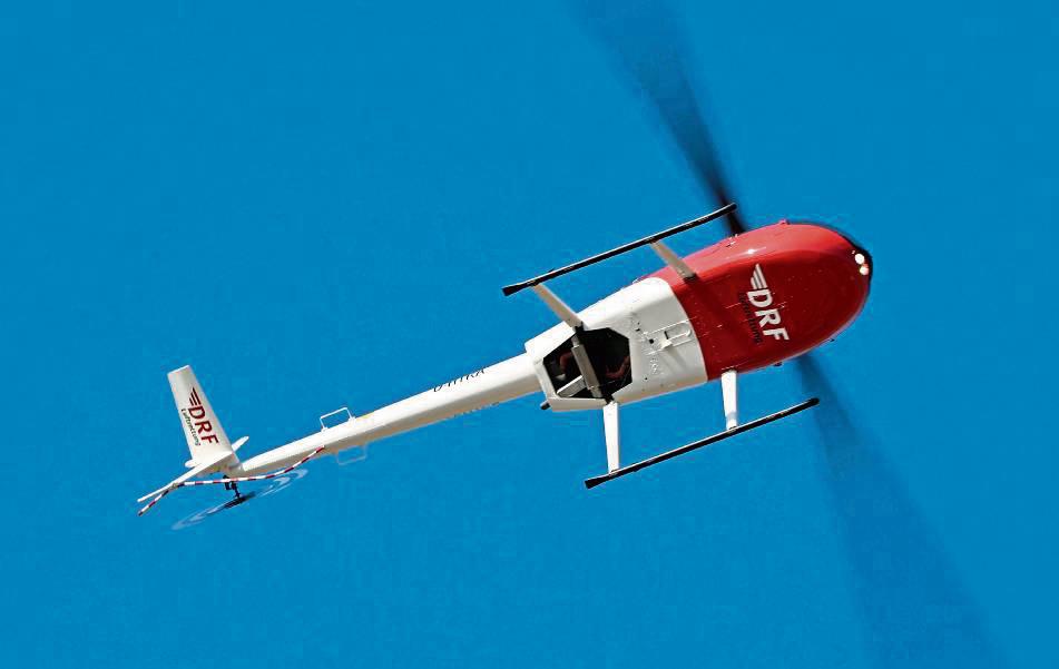 Beobachtungsposten: Über Lippstadt sind regelmäßig Helikopter unterwegs, um Pipelines in den Blick zu nehmen – vom Modell her so ähnlich wie dieser Trainingshubschrauber der DRF-Luftrettung. Auch am 11. Juni (siehe Grafik) sah die Kontrollflug-Flugroute über dem Kreis Soest wild aus. Symbolfoto: dpa