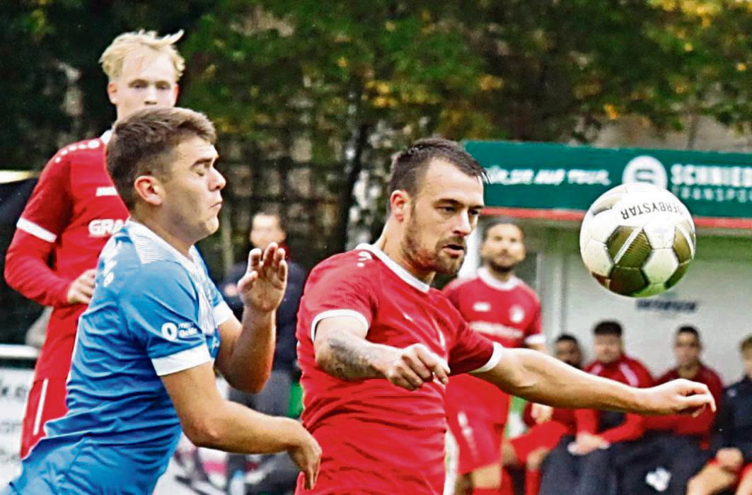 Mit einem 5:2-Sieg im Gepäck zum Tabellenführer: Die Bezirksliga-Kicker aus Mastholte (in Rot) scheinen für die Aufgabe in Oestinghausen gewappnet zu sein. Foto: Uli Schlink