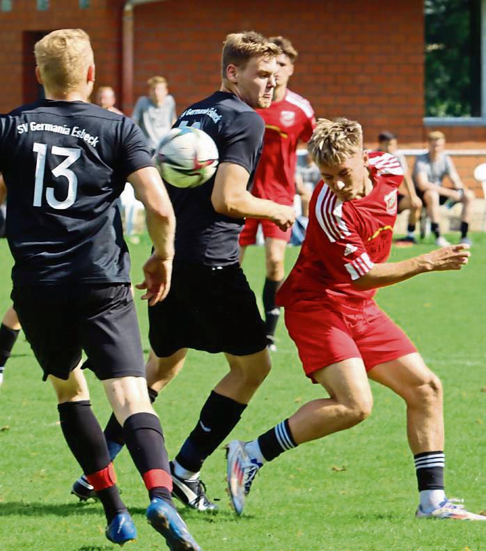 Die Null hinten steht: Der TuS Anröchte (in Rot) blieb auch beim Gastspiel in Esbeck ohne Gegentreffer. Vorne sorgte Henning Grothe für das erlösende 0:1. Foto: Feichtinger