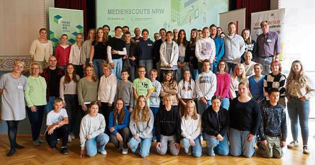 Die angehenden Medienscouts-Teams mit der Referentin Daniela Eschkotte (vorn, l.) und dem Referenten André Bollmer (hinten, r.) sowie den lokalen Koordinatorinnen des Projektes Medienscouts NRW, Caja Plaßmann für den Kreis Soest (hinten, l.) und Isabella Krutmann für den Hochsauerlandkreis (vorn, r.). Foto: Cornesse (Kreis Soest)