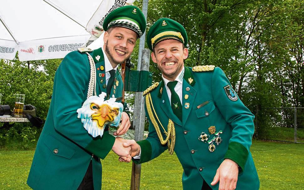 Oberst Martin Köhler (rechts) gratulierte Manuel Köhler zur Kaiserwürde. Foto: Laame