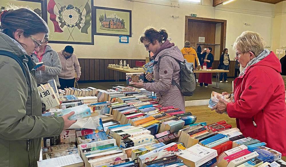 Bei der Bücherbörse in Effeln gibt es so einige Schätze zu entdecken – von leichter Romanliteratur bis zu spannenden Thrillern. Der Erlös geht unter anderem an das WDR 2 Weihnachtswunder. Fotos: Nicola Gerwin