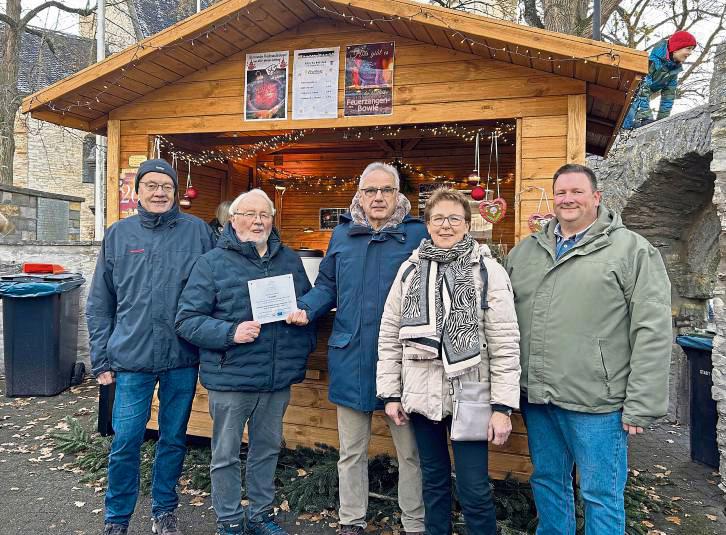 Es freuen sich (v.l.) Josef Grote, Franz Pieper, Udo Heinrich, Veronika Brinkhaus und Stephan Kemper über die Anschaffung der Hütte n.