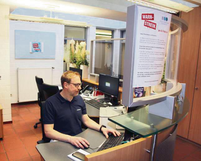 Lernte die Aufgaben am Empfangstresen intensiv kennen: Elmar Brinkmann in neuer Rolle. Foto: Schwade